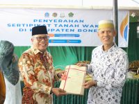 Anggota Komisi II DPR RI Fraksi Golkar, Taufan Pawe, menegaskan komitmennya dalam mendukung percepatan sertifikasi aset tanah wakaf, yayasan pendidikan, rumah ibadah, hingga lahan kuburan. Komitmen ini ia sampaikan saat menghadiri acara penyerahan sertifikat tanah wakaf di Pondok Pesantren Darul Quran Nur Madia, Boddong, Kabupaten Bone, Selasa 12 Agustus 2025.