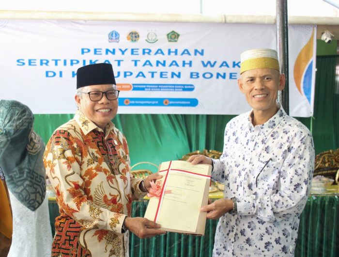 Anggota Komisi II DPR RI Fraksi Golkar, Taufan Pawe, menegaskan komitmennya dalam mendukung percepatan sertifikasi aset tanah wakaf, yayasan pendidikan, rumah ibadah, hingga lahan kuburan. Komitmen ini ia sampaikan saat menghadiri acara penyerahan sertifikat tanah wakaf di Pondok Pesantren Darul Quran Nur Madia, Boddong, Kabupaten Bone, Selasa 12 Agustus 2025.