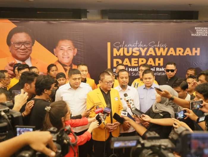 Wali Kota Makassar, Munafri Arifuddin, bersama Ketua Umum Partai Hati Nurani Rakyat (Hanura), Oesman Sapta Odang (OSO), menghadiri Musyawarah Daerah (Musda) Partai Hati Nurani Rakyat (Hanura) Sulawesi Selatan, Rabu (13/8/2025) di Hotel Claro Makassar.