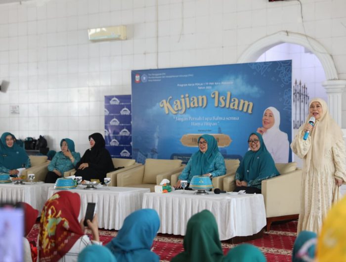 TP PKK Kota Makassar menggelar kajian Islam dengan menghadirkan Ustadzah Hj. Dewi Yull sebagai pembicara utama. Mengusung tema "Jangan Pernah Lupa Bahwa Semua Hanya Titipan", kegiatan ini berlangsung di Masjid Agung 45, Rabu (13/8/2025).
