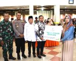 Wali Kota Parepare, Tasming Hamid, menyerahkan secara simbolis paket bantuan pendidikan kepada 150 pelajar tingkat Sekolah Dasar (SD) dan Sekolah Menengah Pertama (SMP) di Kota Parepare.