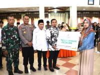Wali Kota Parepare, Tasming Hamid, menyerahkan secara simbolis paket bantuan pendidikan kepada 150 pelajar tingkat Sekolah Dasar (SD) dan Sekolah Menengah Pertama (SMP) di Kota Parepare.
