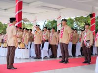 Bupati Bantaeng, M. Fathul Fauzy jadi pembina upacara pada Upacara Peringatan Hari Pramuka ke-64, di Lapangan Pantai Seruni, Kamis, 14 Agustus 2025.