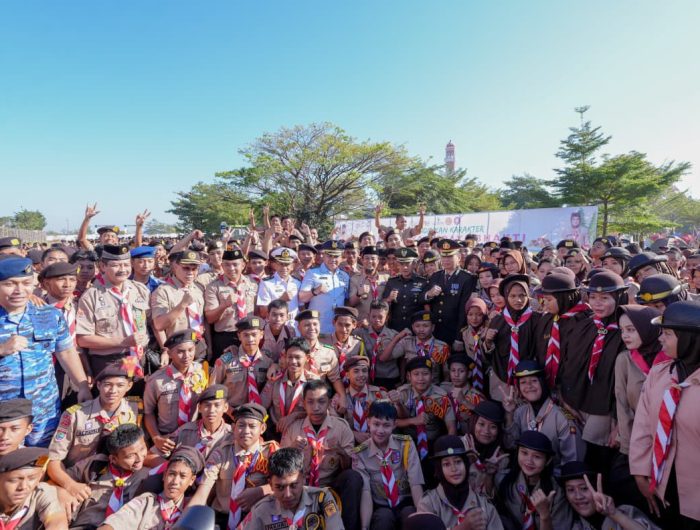 Gubernur Sulawesi Selatan, Andi Sudirman Sulaiman menjadi pembina upacara peringatan Hari Pramuka ke-64 tingkat Kwartir Daerah (Kwarda) Provinsi Sulsel, yang digelar di Perkemahan Kawasan Center Point of Indonesia (CPI), Kota Makassar, Kamis (14/8/2025).