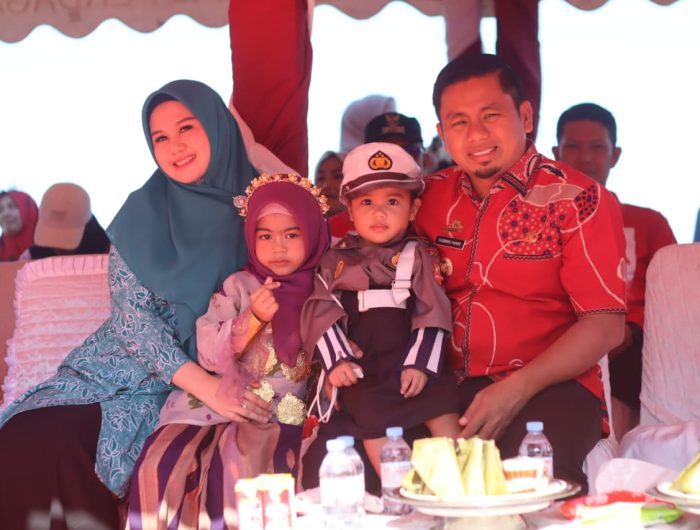 Suasana meriah dan penuh warna menyelimuti kawasan Taman Mattirotasi, Kota Parepare, Kamis (14/8/2025), saat ratusan anak-anak taman kanak-kanak mengikuti pawai karnaval tingkat TK/RA se-Kota Parepare. Kegiatan ini diselenggarakan untuk memeriahkan Hari Ulang Tahun (HUT) ke-80 Republik Indonesia.