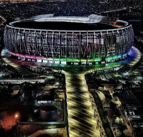 Jakarta Internasional Stadium (JIS) kembali menjadi sorotan publik, kali ini bukan karena pertandingan atau event besar, melainkan wacana pengelolaannya akan jatuh di tangan swasta. Stadion megah berkapasitas 82 ribu penonton ini merupakan aset milik PT Jakarta Propertindo (Jakpro), Badan Usaha Milik Daerah (BUMD) Pemerintah Provinsi Jakarta yang dibangun untuk menjadi ikon sepak bola nasional serta memiliki standar berskala internasional.