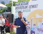Menjelang peringatan HUT ke-80 RI, Pemerintah Kota Makassar menggelar kegiatan Jumat Bersih yang terpusat di Kanal Sinrijala, Kelurahan Baraya Timur, Kecamatan Makassar, Jumat (15/8/2025). Kanal yang terletak di dekat jalan tembus Poros Pettarani tersebut tampak kumuh, berbau tak sedap, dan dipenuhi sampah.