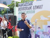 Menjelang peringatan HUT ke-80 RI, Pemerintah Kota Makassar menggelar kegiatan Jumat Bersih yang terpusat di Kanal Sinrijala, Kelurahan Baraya Timur, Kecamatan Makassar, Jumat (15/8/2025). Kanal yang terletak di dekat jalan tembus Poros Pettarani tersebut tampak kumuh, berbau tak sedap, dan dipenuhi sampah.