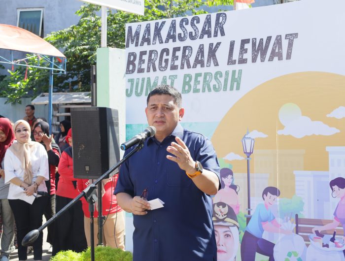 Menjelang peringatan HUT ke-80 RI, Pemerintah Kota Makassar menggelar kegiatan Jumat Bersih yang terpusat di Kanal Sinrijala, Kelurahan Baraya Timur, Kecamatan Makassar, Jumat (15/8/2025). Kanal yang terletak di dekat jalan tembus Poros Pettarani tersebut tampak kumuh, berbau tak sedap, dan dipenuhi sampah.