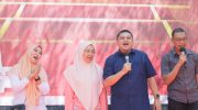 Halaman Balai Kota Makassar, Jumat (15/8/2025), berubah menjadi arena penuh sorak sorai saat lomba menyanyi kelompok Pekan Olahraga dan Seni (Porseni) ASN 2025 digelar. Kegiatan ini diikuti perwakilan dari berbagai Organisasi Perangkat Daerah (OPD) untuk memeriahkan peringatan HUT ke-80 Kemerdekaan Republik Indonesia.