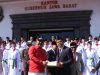 Kementerian Dalam Negeri melalui Direktorat Jenderal Politik dan Pemerintahan Umum (Ditjen Polpum) menyerahkan bendera merah putih untuk warga Jawa Barat, Jumat (15/8/2025), di halaman Gedung Sate, Kota Bandung.