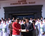 Kementerian Dalam Negeri melalui Direktorat Jenderal Politik dan Pemerintahan Umum (Ditjen Polpum) menyerahkan bendera merah putih untuk warga Jawa Barat, Jumat (15/8/2025), di halaman Gedung Sate, Kota Bandung.
