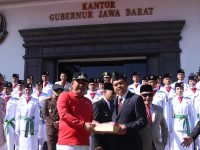 Kementerian Dalam Negeri melalui Direktorat Jenderal Politik dan Pemerintahan Umum (Ditjen Polpum) menyerahkan bendera merah putih untuk warga Jawa Barat, Jumat (15/8/2025), di halaman Gedung Sate, Kota Bandung.