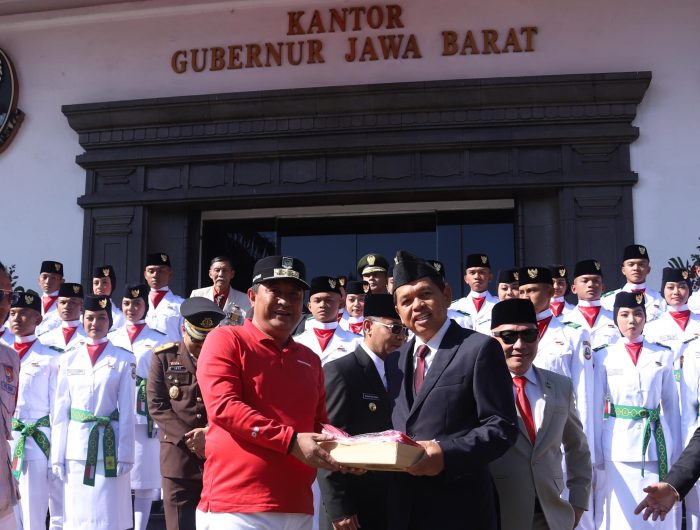 Kementerian Dalam Negeri melalui Direktorat Jenderal Politik dan Pemerintahan Umum (Ditjen Polpum) menyerahkan bendera merah putih untuk warga Jawa Barat, Jumat (15/8/2025), di halaman Gedung Sate, Kota Bandung.