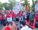 Gubernur Sulawesi Selatan, Andi Sudirman Sulaiman melepas Puluhan ribu peserta jalan sehat dan kirab karnaval yang dipusatkan di depan Rumah Jabatan Gubernur Sulsel, Jl. Jenderal Sudirman, Makassar, Sabtu (16/8/2025).