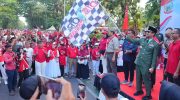 Gubernur Sulawesi Selatan, Andi Sudirman Sulaiman melepas Puluhan ribu peserta jalan sehat dan kirab karnaval yang dipusatkan di depan Rumah Jabatan Gubernur Sulsel, Jl. Jenderal Sudirman, Makassar, Sabtu (16/8/2025).