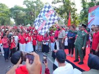 Gubernur Sulawesi Selatan, Andi Sudirman Sulaiman melepas Puluhan ribu peserta jalan sehat dan kirab karnaval yang dipusatkan di depan Rumah Jabatan Gubernur Sulsel, Jl. Jenderal Sudirman, Makassar, Sabtu (16/8/2025).