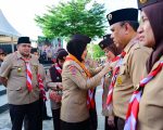 Ribuan pramuka dari berbagai kwartir ranting, gugus depan, dan satuan karya memenuhi Anjungan City of Makassar pada Apel Besar Peringatan Hari Pramuka ke-64, Sabtu, 16 Agustus 2025.