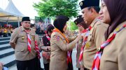 Ribuan pramuka dari berbagai kwartir ranting, gugus depan, dan satuan karya memenuhi Anjungan City of Makassar pada Apel Besar Peringatan Hari Pramuka ke-64, Sabtu, 16 Agustus 2025.