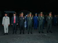Gubernur Sulawesi Selatan, Andi Sudirman Sulaiman menghadiri Apel Kehormatan dan Renungan Suci (AKRS) di Taman Makam Pahlawan (TMP) Panaikang, Jalan Urip Sumohardjo, Makassar, Minggu (17/8/2025) dini hari.