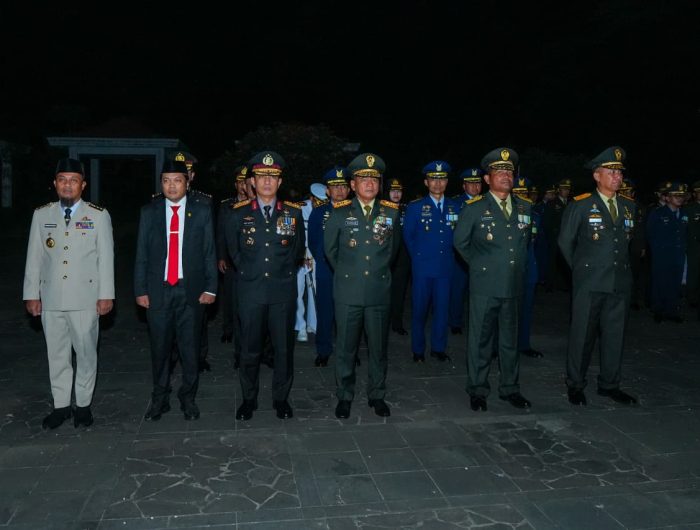 Gubernur Sulawesi Selatan, Andi Sudirman Sulaiman menghadiri Apel Kehormatan dan Renungan Suci (AKRS) di Taman Makam Pahlawan (TMP) Panaikang, Jalan Urip Sumohardjo, Makassar, Minggu (17/8/2025) dini hari.