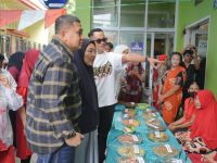 Wali Kota Makassar, Munafri Arifuddin bersama Ketua TP PKK Kota Makassar, Melinda Aksa Mahmud, menghadiri Festival Bakar Ikan dan Pesta Makan Ikan Gratis di Kelurahan Pattingalloang, Kecamatan Ujung Tanah, Minggu (17/8/2025).