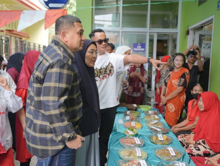 Wali Kota Makassar, Munafri Arifuddin bersama Ketua TP PKK Kota Makassar, Melinda Aksa Mahmud, menghadiri Festival Bakar Ikan dan Pesta Makan Ikan Gratis di Kelurahan Pattingalloang, Kecamatan Ujung Tanah, Minggu (17/8/2025).