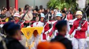 Rangkaian upacara penaikan dan penurunan bendera dalam peringatan Hari Ulang Tahun ke-80 Kemerdekaan Republik Indonesia di Lapangan Rumah Jabatan Gubernur Sulawesi Selatan, Minggu, 17 Agustus 2025 berlangsung khidmat dan lancar.