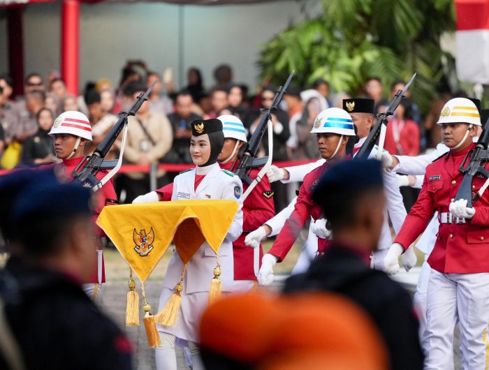 Rangkaian upacara penaikan dan penurunan bendera dalam peringatan Hari Ulang Tahun ke-80 Kemerdekaan Republik Indonesia di Lapangan Rumah Jabatan Gubernur Sulawesi Selatan, Minggu, 17 Agustus 2025 berlangsung khidmat dan lancar.
