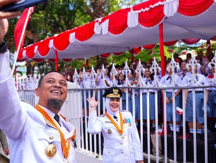 Gubernur Sulawesi Selatan (Sulsel) Andi Sudirman Sulaiman menjadi Inspektur Upacara (Irup) pada Peringatan Hari Kemerdekaan Republik Indonesia ke-80 di Halaman Rumah Jabatan Gubernur Sulsel, Minggu (17/8/2025).