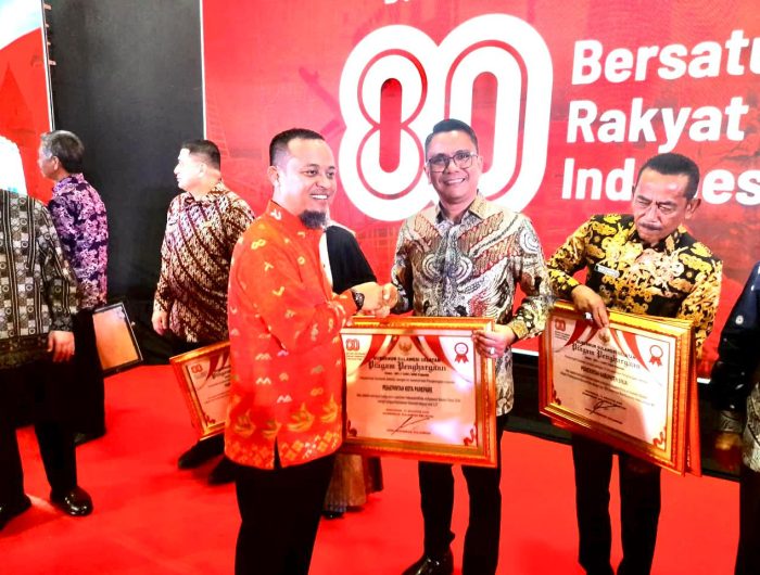 Pemerintah Kota Parepare meraih penghargaan dari Pemerintah Provinsi Sulawesi Selatan sebagai daerah dengan tingkat kemiskinan terendah di Sulsel. Penghargaan tersebut diserahkan Gubernur Sulsel, Andi Sudirman Sulaiman, dan diterima oleh Asisten 2 Pemkot Parepare, Andi Ardian mewakili Wali Kota Parepare, Tasming Hamid.