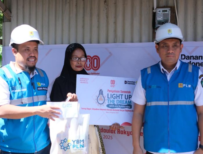 Pemerintah Kota Parepare mengapresiasi program Light Up The Dream PLN UP 3 Parepare yang menghadirkan sambungan listrik gratis bagi warga prasejahtera. Program ini ditandai dengan penyalaan listrik di rumah salah satu warga di Jompie, Kelurahan Bukit Harapan, Kecamatan Soreang, Rabu (20/8/2025).