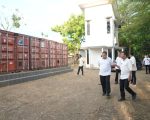 Wali Kota Makassar, Munafri Arifuddin meninjau gedung yang direncanakan menjadi lokasi pelaksanaan Makan Bergizi Gratis (MBG) di Kelurahan Paccerakkang, perbatasan Katimbang, Kecamatan Biringkanaya, Rabu (20/8/2025).