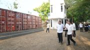 Wali Kota Makassar, Munafri Arifuddin meninjau gedung yang direncanakan menjadi lokasi pelaksanaan Makan Bergizi Gratis (MBG) di Kelurahan Paccerakkang, perbatasan Katimbang, Kecamatan Biringkanaya, Rabu (20/8/2025).