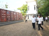 Wali Kota Makassar, Munafri Arifuddin meninjau gedung yang direncanakan menjadi lokasi pelaksanaan Makan Bergizi Gratis (MBG) di Kelurahan Paccerakkang, perbatasan Katimbang, Kecamatan Biringkanaya, Rabu (20/8/2025).