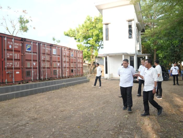 Wali Kota Makassar, Munafri Arifuddin meninjau gedung yang direncanakan menjadi lokasi pelaksanaan Makan Bergizi Gratis (MBG) di Kelurahan Paccerakkang, perbatasan Katimbang, Kecamatan Biringkanaya, Rabu (20/8/2025).