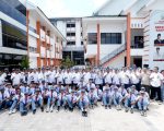 Gubernur Sulawesi Selatan, Andi Sudirman Sulaiman memimpin apel perdana siswa baru Sekolah Rakyat tingkat SMA yang digelar di halaman Kantor BPSDM Provinsi Sulsel, Rabu (20/8/2025).