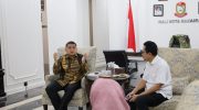 Pemerintah Kota Makassar, terus menggenjot upaya pembenahan, penataan, serta penertiban demi menjaga kebersihan di sekitar aliran sungai dan kanal.