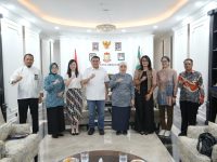 Wali Kota Makassar, Munafri Arifuddin (Appi), menegaskan komitmennya untuk menempatkan guru sebagai prioritas utama dalam pembangunan sumber daya manusia. Ia menilai peningkatan kualitas pendidikan tidak bisa dilepaskan dari kesejahteraan dan kompetensi guru.