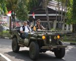 Wali Kota Makassar, Munafri Arifuddin (Appi), ikut melepas peserta Merdeka Off Road Peduli IV Overland 4x4 di Kawasan Center Point of Indonesia (CPI), Jumat (22/08/2025).