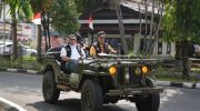 Wali Kota Makassar, Munafri Arifuddin (Appi), ikut melepas peserta Merdeka Off Road Peduli IV Overland 4x4 di Kawasan Center Point of Indonesia (CPI), Jumat (22/08/2025).