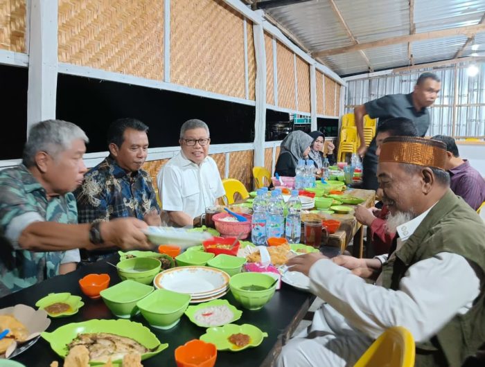 Anggota Komisi II DPR RI Fraksi Golkar, Taufan Pawe, menggelar silaturahmi bersama 13 anggota DPRD Kota Parepare di Warung Ikan Bakar Patato, Jumat malam (22/8/2025). Pertemuan tersebut dipimpin langsung oleh Ketua DPRD Parepare, Kaharuddin Kadir.