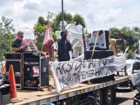 Ribuan warga Bone melakukan demostrasi menuntut dalang kerusuhan demo Pajak Bumi dan Bangunan Perkotaan- Pedesaan (PBB-P2) ditangkap.