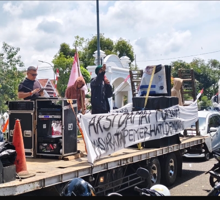 Ribuan warga Bone melakukan demostrasi menuntut dalang kerusuhan demo Pajak Bumi dan Bangunan Perkotaan- Pedesaan (PBB-P2) ditangkap.