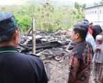 Kebakaran melanda rumah panggung asrama Pesantren Zubdatul Asrar NU di Jalan Lappa Anging, Kelurahan Watang Bacukiki, Kecamatan Bacukiki, Sabtu (23/8/2025) pagi. Peristiwa ini diduga dipicu korsleting listrik.