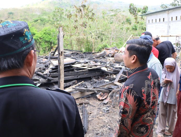 Kebakaran melanda rumah panggung asrama Pesantren Zubdatul Asrar NU di Jalan Lappa Anging, Kelurahan Watang Bacukiki, Kecamatan Bacukiki, Sabtu (23/8/2025) pagi. Peristiwa ini diduga dipicu korsleting listrik.
