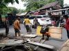 Pemerintah Kota Makassar melalui jajaran Kecamatan Panakkukang bergerak cepat menertibkan aktivitas pedagang pasar tumpah di sepanjang Jalan Dr. Leimena, tepatnya jalur penghubung menuju Kecamatan Manggala dan Panakkukang (area PLTU PLN Tello), Minggu (24/8/2025) siang.