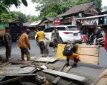 Pemerintah Kota Makassar melalui jajaran Kecamatan Panakkukang bergerak cepat menertibkan aktivitas pedagang pasar tumpah di sepanjang Jalan Dr. Leimena, tepatnya jalur penghubung menuju Kecamatan Manggala dan Panakkukang (area PLTU PLN Tello), Minggu (24/8/2025) siang.