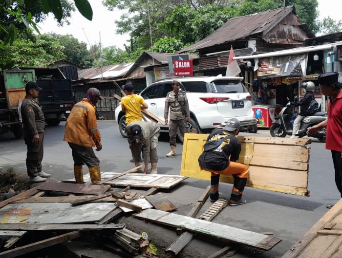 Pemerintah Kota Makassar melalui jajaran Kecamatan Panakkukang bergerak cepat menertibkan aktivitas pedagang pasar tumpah di sepanjang Jalan Dr. Leimena, tepatnya jalur penghubung menuju Kecamatan Manggala dan Panakkukang (area PLTU PLN Tello), Minggu (24/8/2025) siang.