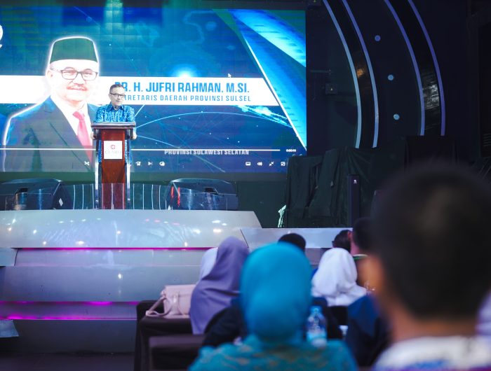 Sekretaris Daerah Provinsi (Sekda) Sulawesi Selatan, Jufri Rahman, membuka secara resmi kegiatan Pendidikan Politik bagi anak muda bertajuk Politik untuk Anak Muda yang digelar oleh DPD Partai Demokrat Sulsel bekerja sama dengan Badan Kesatuan Bangsa dan Politik (Kesbangpol) Sulsel, Minggu, 24 Agustus 2025.